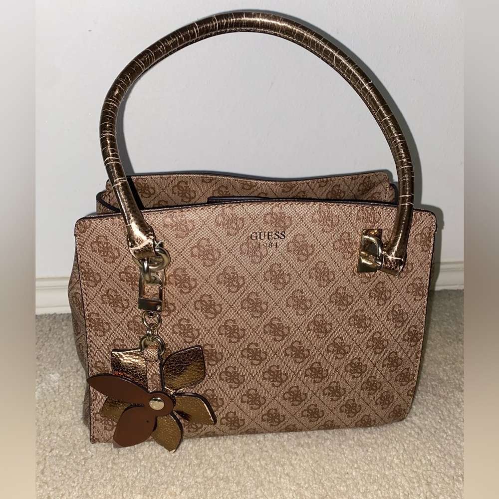 Floral guess shoulder tote bag
Brown with flower accent